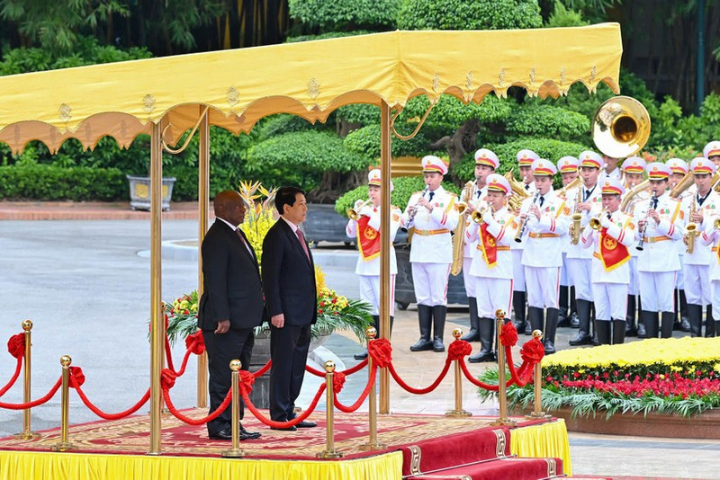 ルオン・クオン国家主席は南アフリカのマタメラ・シリル・ラマポーザ大統領を歓迎する式典を主催した。（写真：NDO）