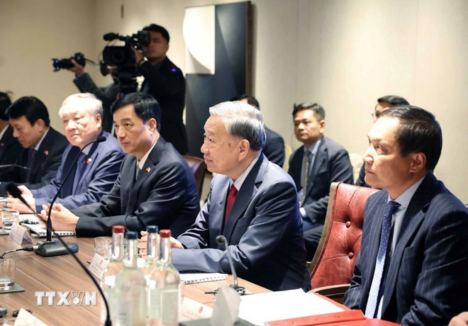 ロンドンで開催のAI・テクノロジーに関するセミナーに出席するトー・ラム党書記長（写真：VNA）