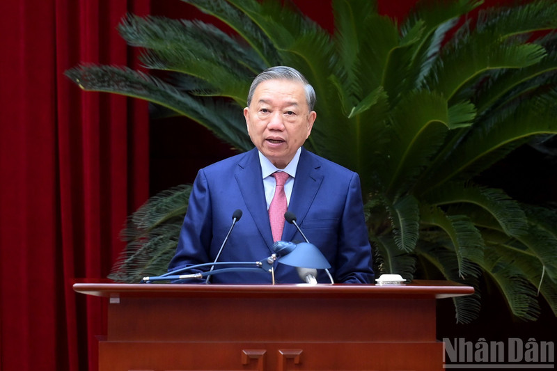 第13期党中央委員会第15回会議で発言する党書記長のトー・ラム氏（写真：NDO）