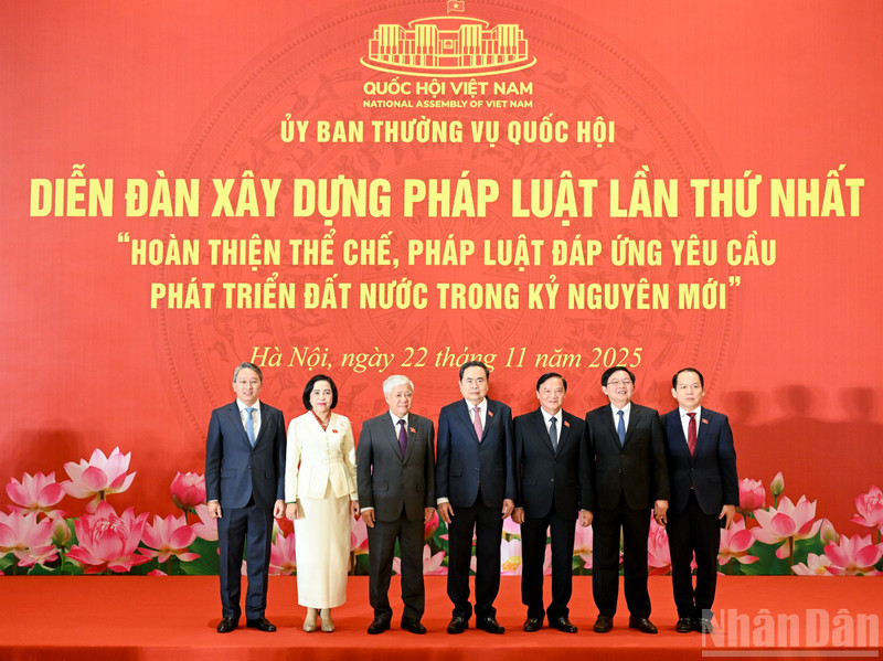 初開催となる立法フォーラムに出席した国会議長のチャン・タイン・マン氏（左から4人目）と代表者たち