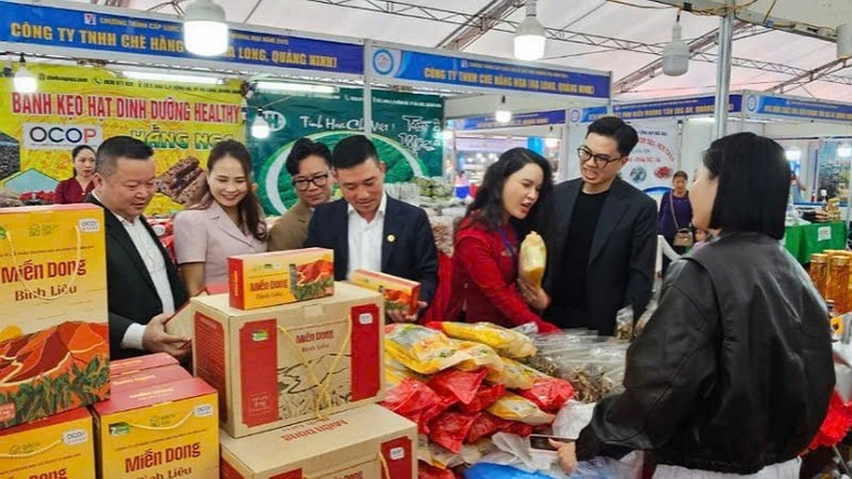 フェアを訪れる来場者たち