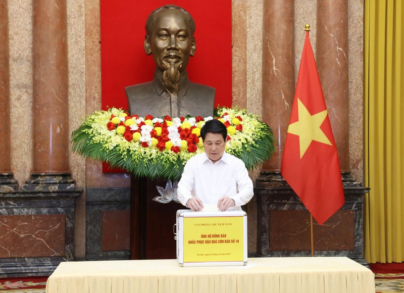 台風10号の被災者支援のために寄付を行うルオン・クオン国家主席（写真：VNA）