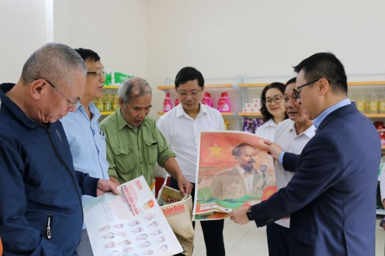 ハノイ市バッチャン村の文化郵便局に、第14回党大会草案文書に関する人民新聞の特別増刊号が配布された。