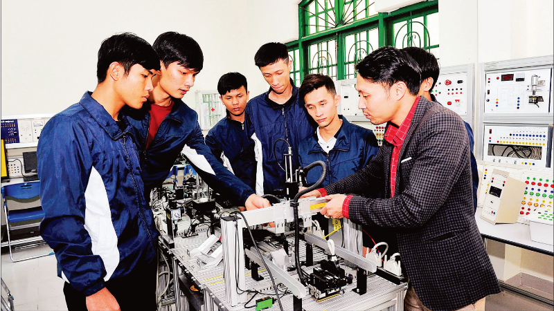 ラムドン省ダラット短期大学の学生による実習の様子（写真：TUE NGHI）