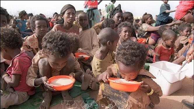 東エチオピアのケブリベヤ難民キャンプでプラスチック製の容器からミルクを飲む栄養失調の子ども (写真：AFP／VNA）