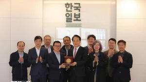 ベトナム記者協会と韓国のハンギョレ新聞の代表者らが記念撮影に臨む。（写真：VNA）