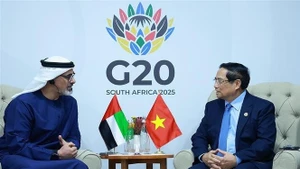 ファム・ミン・チン首相（右）は、11月22日にアブダビ皇太子ハーレド・ビン・モハメド・アル・ナヒヤーン殿下と会談した。（写真：VNA）