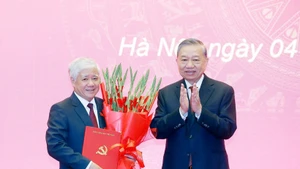 トー・ラム書記長（右）がドー・ヴァン・チエン氏に任命決定書を手渡した。（写真：VNA）