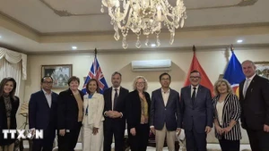 駐オーストラリア・ベトナム大使のファム・フン・タム氏（右から4人目）と、オーストラリア下院副議長のシャロン・クレイドン氏（右から5人目）、およびオーストラリア・ベトナム友好議員連盟の主要メンバーたち（写真：VNA）