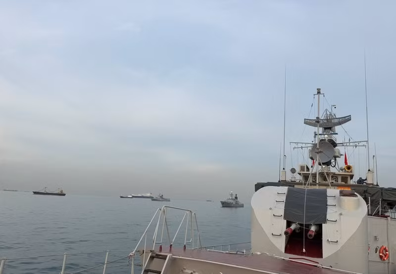 AUMX-2演習の一環として、参加各国の海軍艦艇とともにインドネシア海域で活動するベトナム人民海軍第171旅団所属の09号艦（写真：VNA）