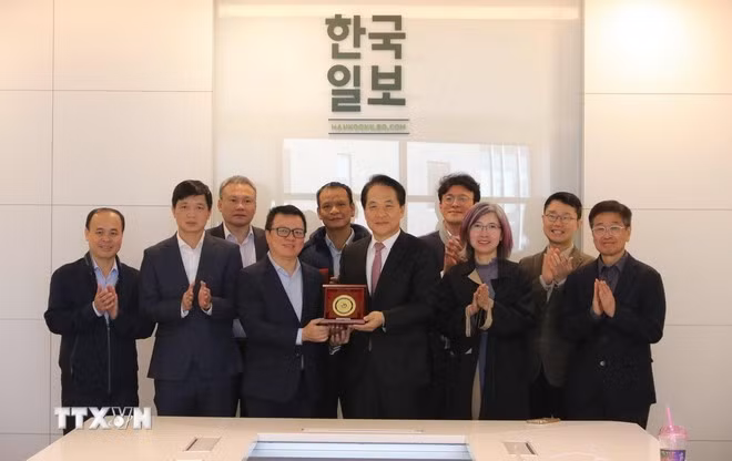 ベトナム記者協会と韓国のハンギョレ新聞の代表者らが記念撮影に臨む。（写真：VNA）