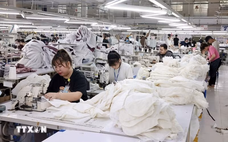 輸出向け衣料の縫製作業（写真：チャン・ヴィエット／VNA）