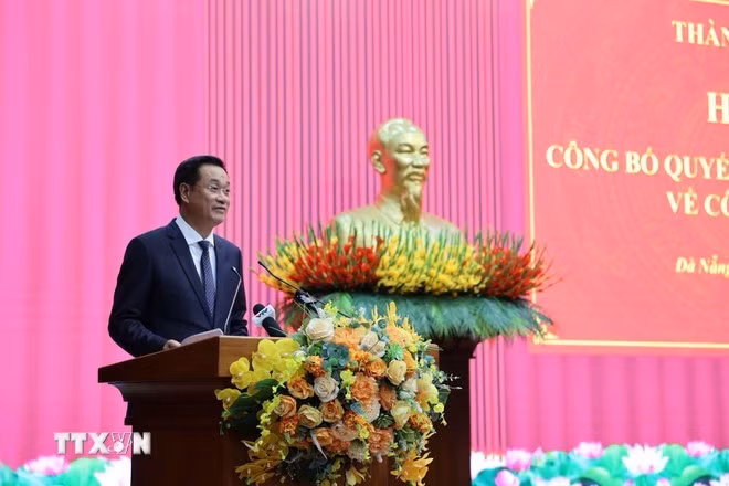 レ・ゴック・クアン氏（2025～2030年期ダナン市委員会書記）が式典で発言（写真：VNA）