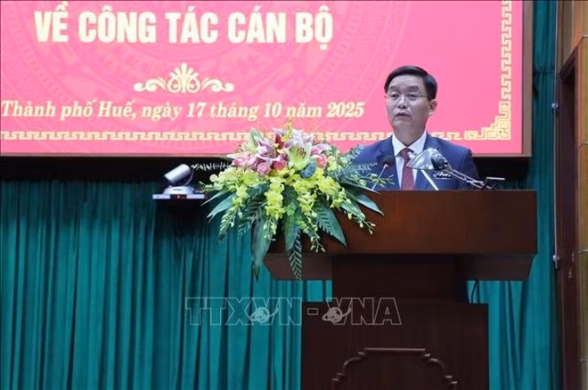 式典で発言する2025～2030年期フエ市党委員会書記グエン・ディン・チュン氏（写真：VNA）