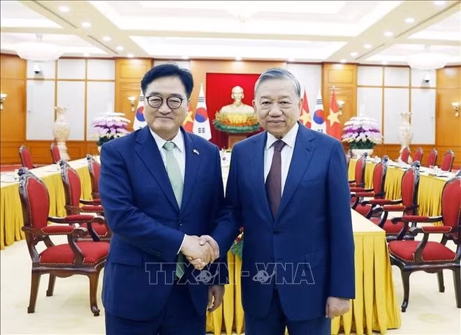 トー・ラム党書記長（右）は、2025年11月21日、ハノイで韓国国会のウ・ウォンシク議長を迎えた。（写真：VNA）