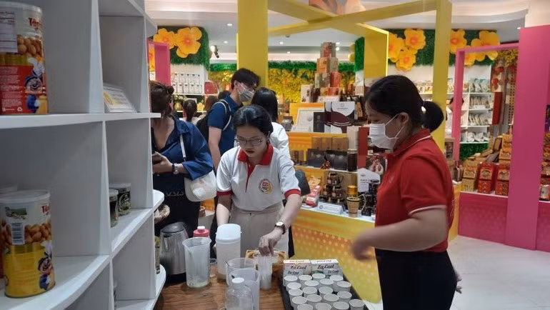 ホーチミン市貿易投資促進センターで製品を紹介するホーチミン市の食品企業