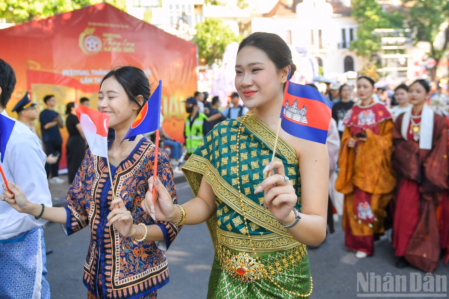 ASEAN加盟30周年を記念し、ASEAN各国の伝統衣装も披露された。