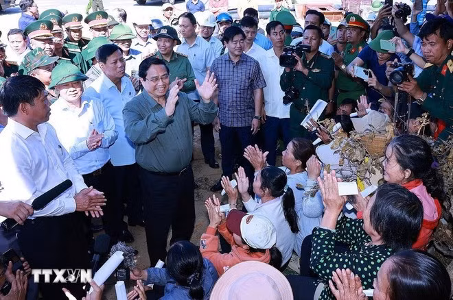 ファム・ミン・チン首相がザーライ省の住民と面会（写真：VNA）