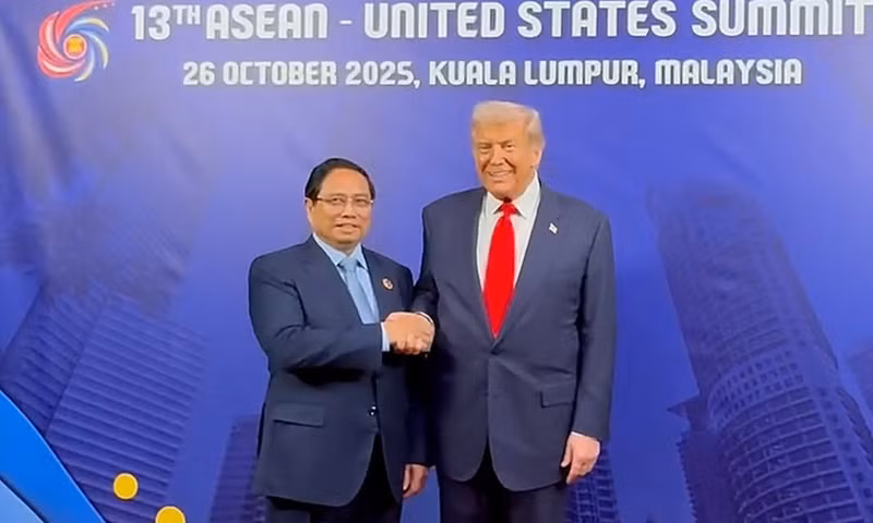 ファム・ミン・チン首相（左）がアメリカのドナルド・トランプ大統領と短時間の会談を行った。（写真：VNA）