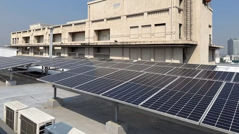 屋上の太陽光発電システムは、電気料金の削減に貢献する。