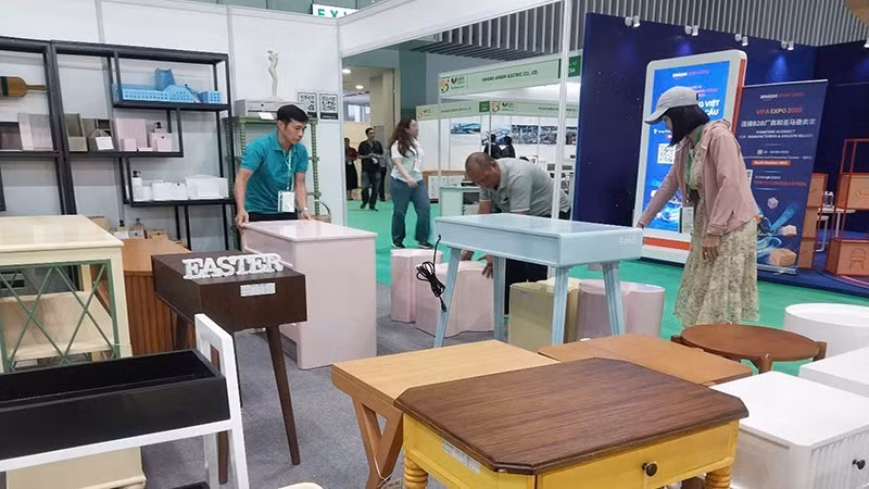 ホーチミン市で開催された展示会で、輸出用木材および家具製品を見学する来場者（写真：nhandan.vn）