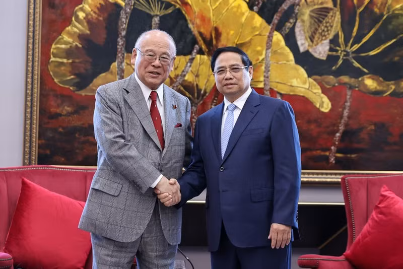 ファム・ミン・チン首相（右）は、2025年11月25日、クアンニン省で日越友好議員連盟特別顧問の武部勤氏を迎えた。（写真：VNA）