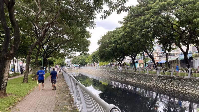 汚染の深刻化が進むハンバン水路では、市によって浚渫・改修作業が進められている。（写真：クイ・ヒエン）