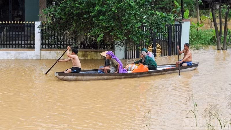 洪水のためボートで移動するダイロック社の住民（写真：コン・ヴィン）