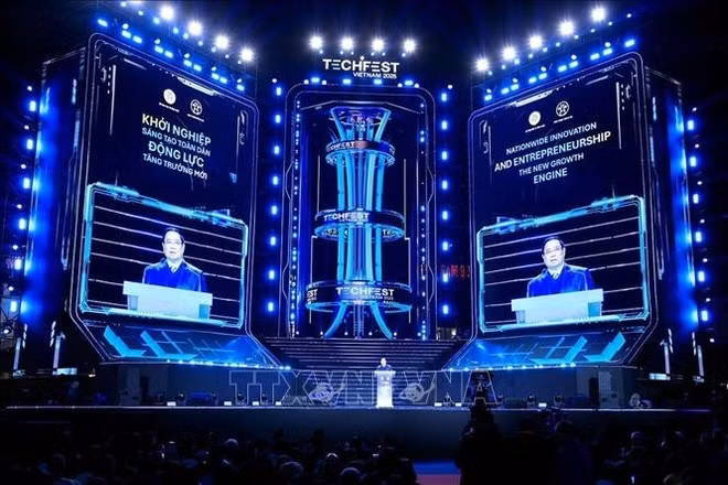 ファム・ミン・チン首相が12月13日夜、ハノイで開催されたTechFest Vietnam 2025開幕式でスピーチを行った。写真：VNA