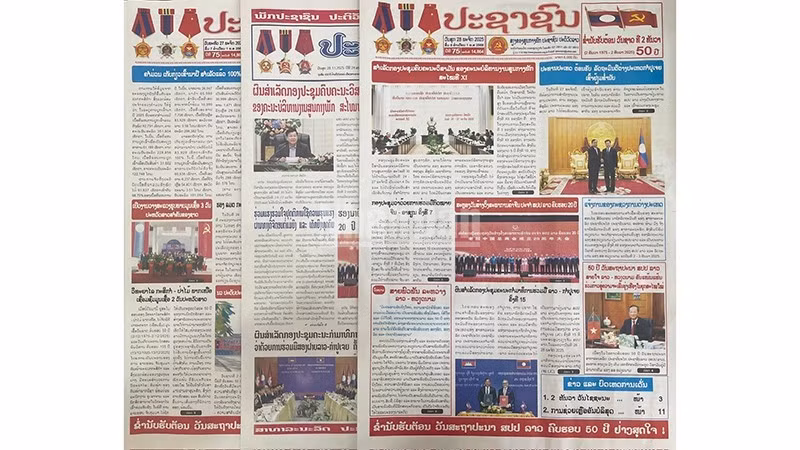 ここ数日ラオスの主要新聞には、ラオスとベトナムの関係を称賛する記事が大きく掲載されている。（写真：ズイ・トアン）