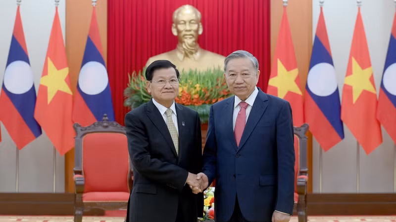 トー・ラム書記長（右）とラオスのトンルン・シースリット書記長兼国家主席（写真：ダン・コア）
