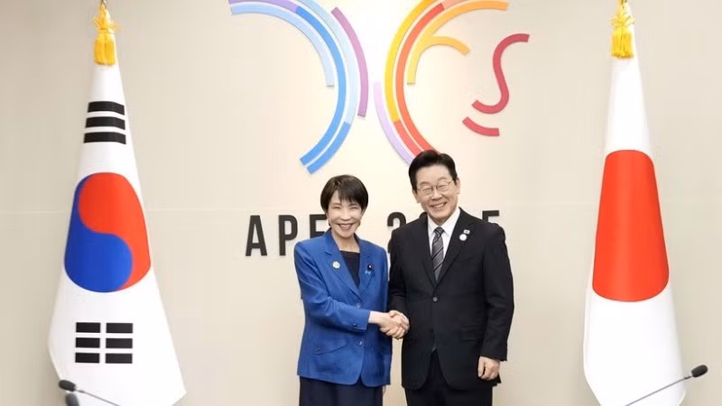 2025年10月30日、韓国・慶州で開催されたAPECサミットにあわせて、韓国のイ・ジェミョン大統領と日本の高市早苗首相は会談を行った。（写真：VNA）