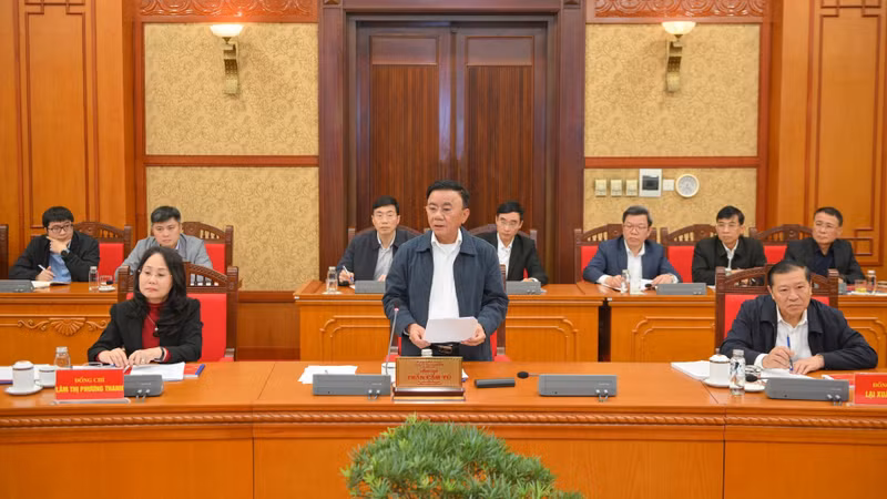 政治局員、党中央委員会書記局常務、第14回党大会組織小委員会委員長のチャン・カム・トゥ氏（中央）が、11月19日の作業会議で発言した。（写真：ザ・ダイ）