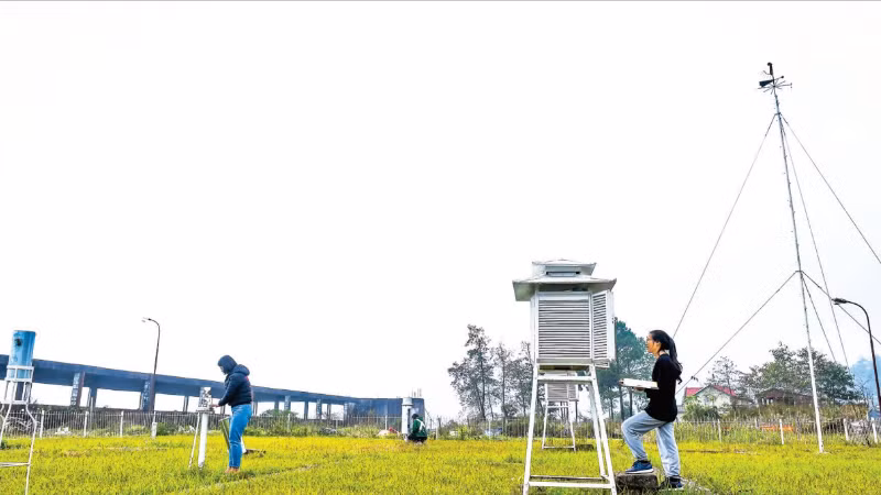 ラオカイ省のサパ水文気象観測所でデータを収集する職員